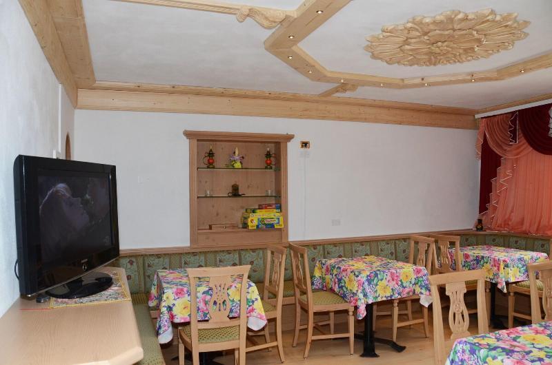 Hotel La Roccia Пассо-дель-Тонале Экстерьер фото