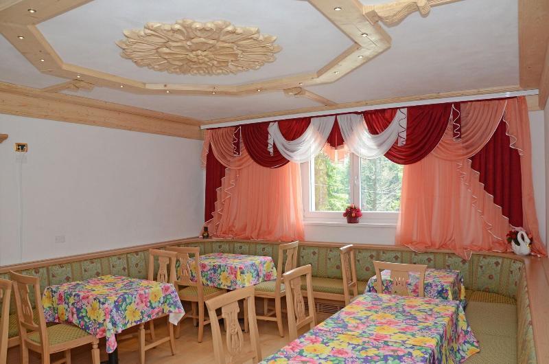 Hotel La Roccia Пассо-дель-Тонале Экстерьер фото