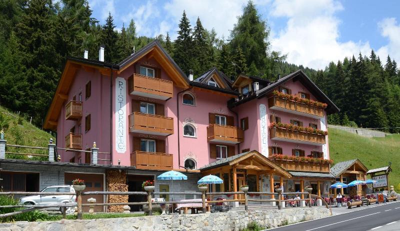 Hotel La Roccia Пассо-дель-Тонале Экстерьер фото